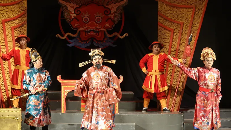 Vở kịch "Đức Thượng công Tả quân Lê Văn Duyệt – Người mang chín án tử" được dàn dựng với nhiều tình huống cao trào, kịch tính, hấp dẫn… về vị quan thanh liêm, nghiêm minh, chính trực, tài giỏi, luôn một lòng vì dân, vì nước. Ảnh: THÚY BÌNH