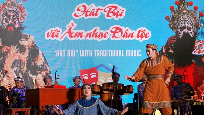 Nghệ sĩ Bảo Châu (bên trái) và nghệ sĩ Thanh Bình trong trích đoạn "Anh hùng Trương Định". Ảnh: THÚY BÌNH