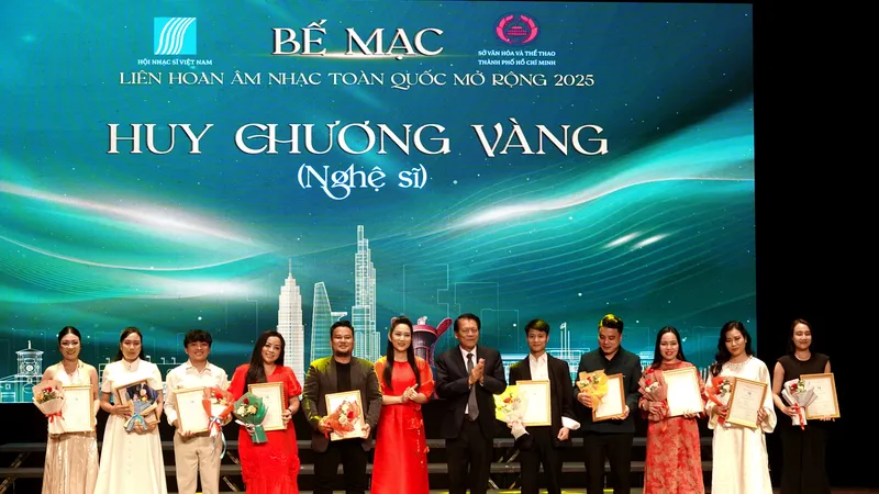 Phó Giám đốc Sở VHTT TPHCM Nguyễn Thị Thanh Thúy và NSND - nhạc sĩ Nguyễn Quang Vinh trao Huy chương Vàng cho các nghệ sĩ, ca sĩ trình diễn xuất sắc tại Liên hoan Âm nhạc toàn quốc mở rộng năm 2025. Ảnh: THÚY BÌNH
