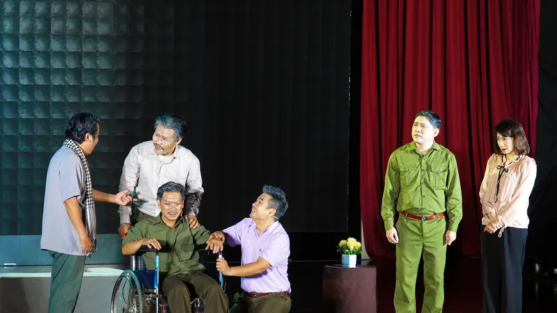 Tinh thần đồng chí, đồng đội, mãi yêu thương, quan tâm, giúp đỡ và sẻ chia, của những người cựu chiến binh luôn được gìn giữ và phát huy tích cực dù trong thời chiến hay ở thời bình. Ảnh: THÚY BÌNH