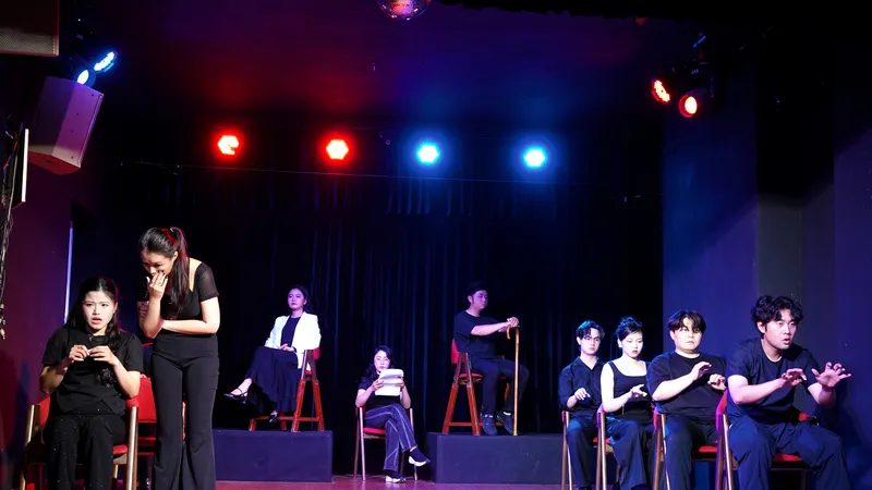 Nghệ sĩ Hàn Quốc và các diễn viên trẻ TPHCM biểu diễn vở kịch "Romeo and Juliet" thời hiện đại. Ảnh: THÚY BÌNH