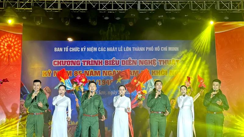 Nhóm ca Mắt Ngọc và nhóm ca Lạc Việt biểu diễn liên khúc "Sài Gòn quật khởi" - "Bão nổi lên rồi" - "Đất nước trọn niềm vui". Ảnh: TẤN HOÀNG