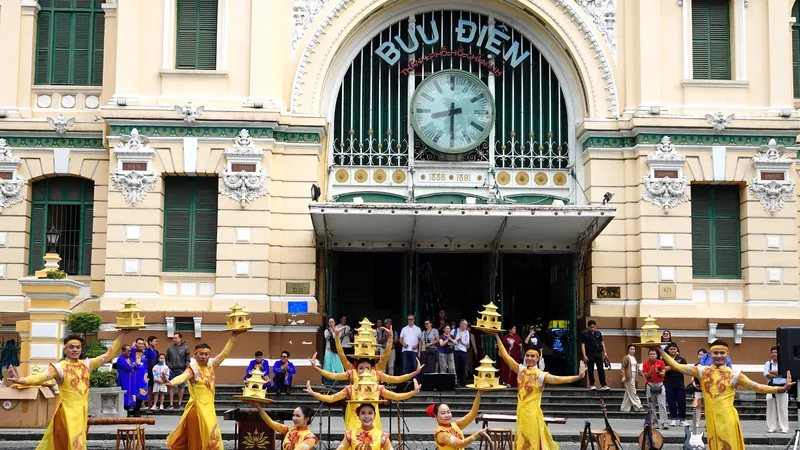 Tiết mục múa "Mâm vàng". Ảnh: THÚY BÌNH