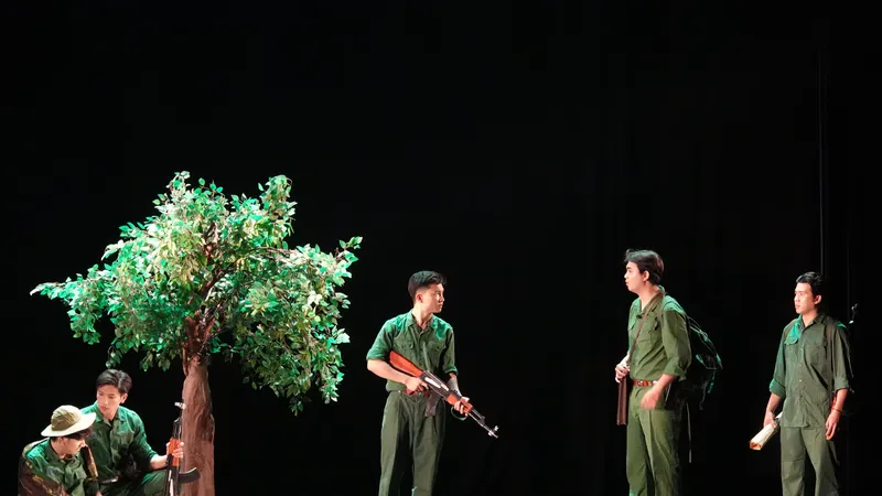 Sân khấu Hồng Hạc sáng đèn vở kịch "Nếu anh còn được sống" kỷ niệm 10 năm thành lập. Ảnh: THÚY BÌNH 