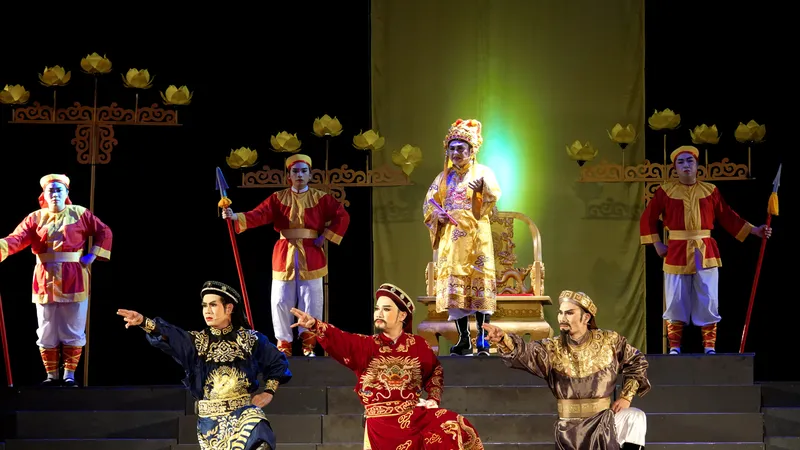 Vở hát bội "Hiền thần" biểu diễn tại khu vực cổng chợ Bình Tây. Ảnh: THÚY BÌNH