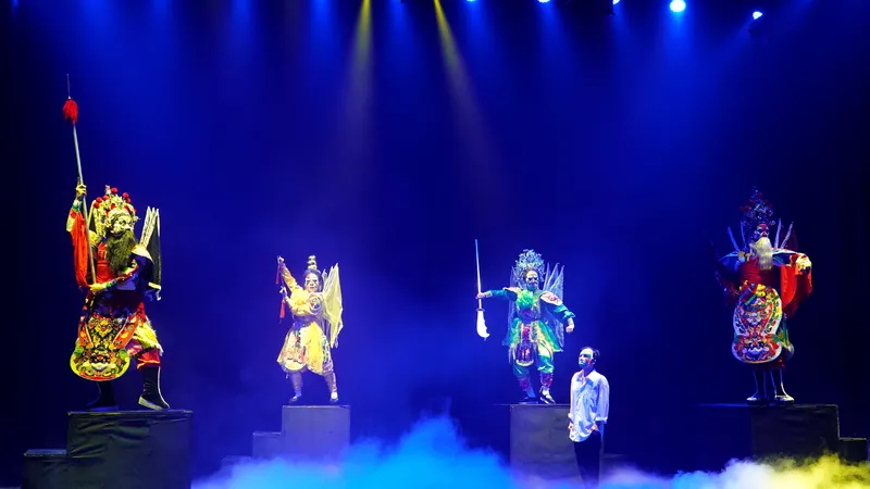 Vở kịch múa "Sống", tác phẩm tốt nghiệp chuyên ngành Đạo diễn Sân khấu trường Đại học Sân khấu và điện ảnh TPHCM của sinh viên Bùi Văn Điền. Ảnh: THÚY BÌNH