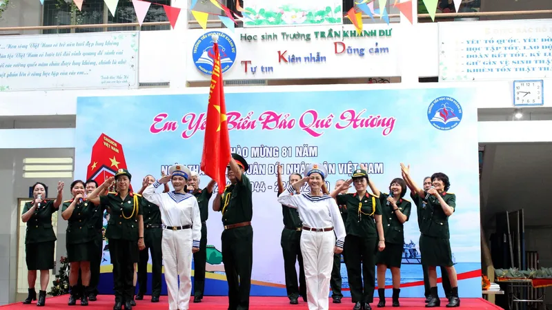 Các cựu Chiến binh phường Tân Định biểu diễn tiết mục "Tiến bước dưới quân kỳ". Ảnh: BẢO LÂM 