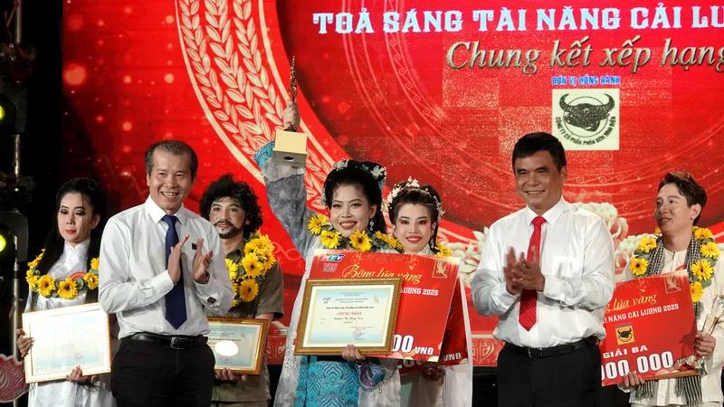 Thí sinh Nguyễn Thị Hồng Toán (An Giang) đoạt giải Quán quân cuộc thi "Bông Lúa Vàng 2025 – Tỏa sáng tài năng cải lương". Ảnh: THÚY BÌNH