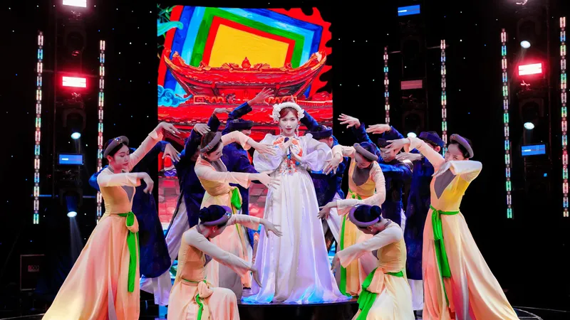 Ca sĩ Hòa Minzy biểu diễn ca khúc "Bắc Bling" trong chương trình nghệ thuật đặc biệt "HTV Chào xuân 2026" với chủ đề "Xin chào Việt Nam". Ảnh: HTV