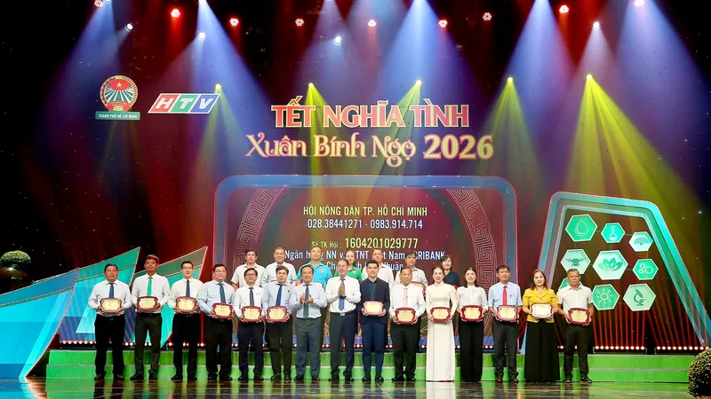 Đồng chí Nguyễn Văn Được và Nguyễn Thành Trung nhận bảng biểu trưng, tặng hoa và thư cảm ơn đến các cá nhân, đơn vị ủng hộ cho chương trình "Tết nghĩa tình – Xuân Bính Ngọ 2026". Ảnh: DŨNG PHƯƠNG
