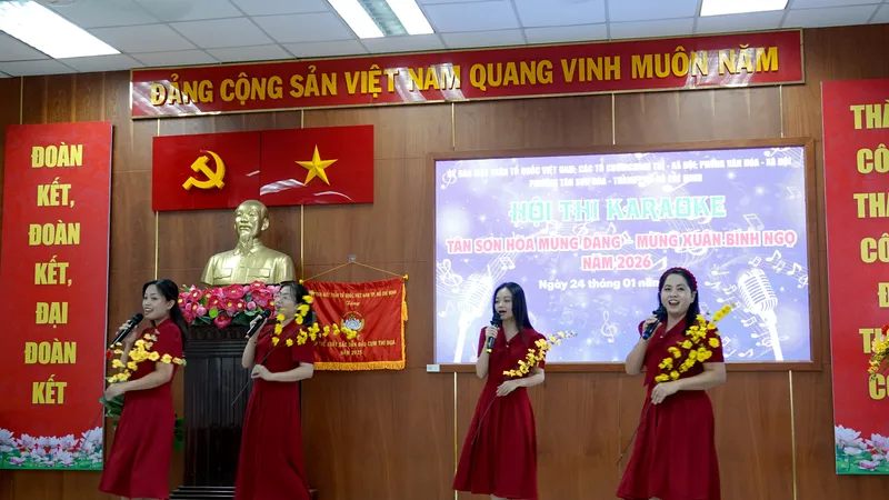 Tiết mục tứ ca "Điệp khúc mùa xuân" của Hội LHPN phường Tân Sơn Hòa. Ảnh: THÚY BÌNH