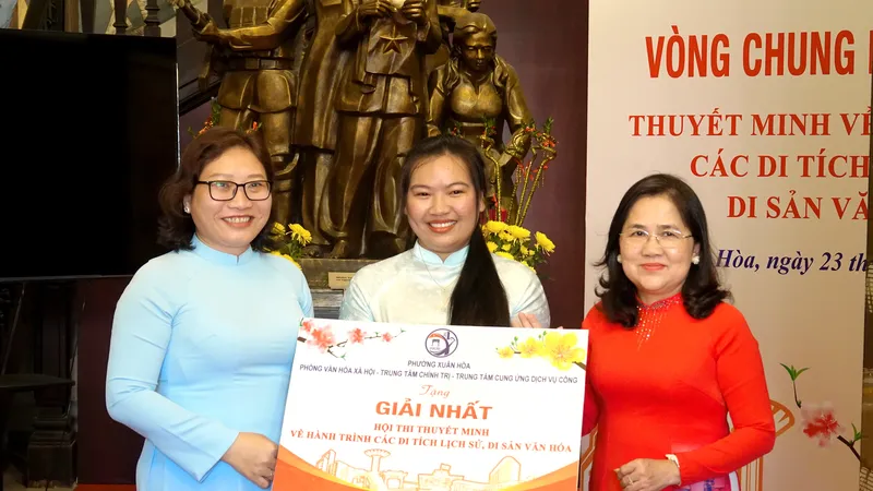 Giám Đốc Trung Tâm Chính trị phường Xuân Hòa Hồ Thị Đan Thanh và nguyên Phó Giám đốc Học viện Cán bộ TPHCM, TS Bùi Thị Ngọc Trang trao giải Nhất hội thi. Ảnh: THÚY BÌNH