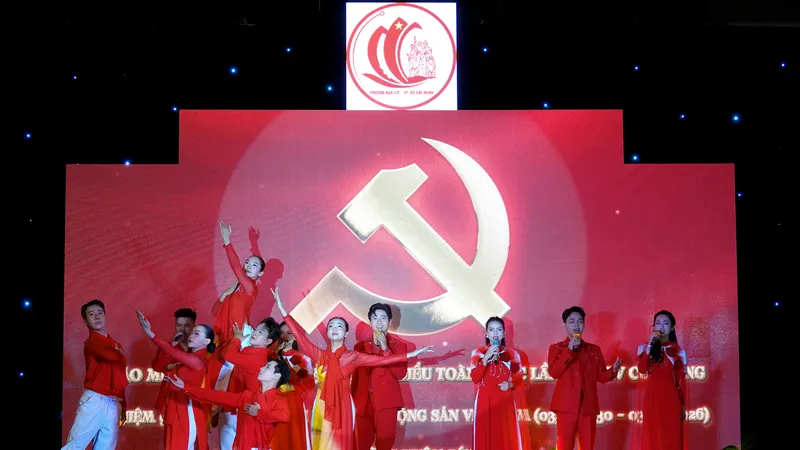 Liên khúc "Chào mừng Đảng Cộng sản Việt Nam - Phường Bàn Cờ sáng mãi niềm tin" mở màn chương trình nghệ thuật đặc biệt "Nghĩa tình Bàn Cờ". Ảnh: THÚY BÌNH
