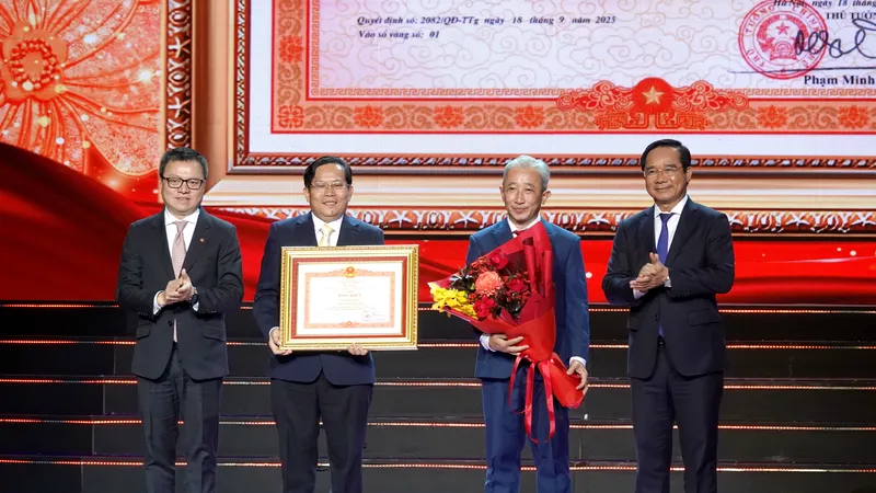 Phó trưởng Ban Tuyên giáo và Dân vận Trung ương, Chủ tịch Hội Nhà báo Việt Nam, Tổng Biên tập báo Nhân dân Lê Quốc Minh và Chủ tịch UBND TPHCM Nguyễn Văn Được trao bằng khen của Thủ tướng Chính phủ cho Tổng biên tập Báo Người Lao Động, Trưởng Ban chỉ đạo Giải Mai Vàng Tô Đình Tuân và Phó Tổng biên tập, Trưởng Ban Tổ chức Giải Mai Vàng Bùi Thanh Liêm. Ảnh: DŨNG PHƯƠNG