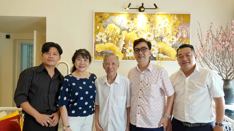 Nhạc sĩ Trần Long Ẩn vui mừng phấn khởi đón đoàn Hội Âm nhạc TPHCM đến thăm, chúc tết. Ảnh: THÚY BÌNH