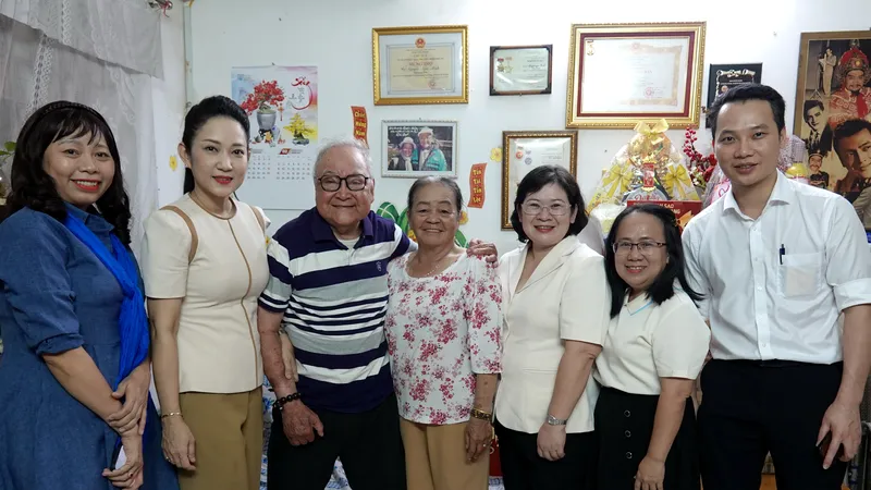 Phó Bí thư Thành ủy TPHCM Văn Thị Bạch Tuyết thăm và chúc Tết NSND Hùng Minh. Ảnh: THÚY BÌNH