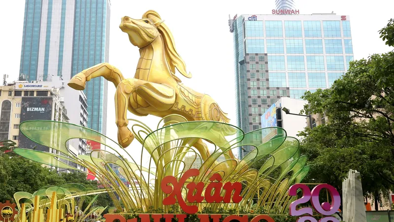 Linh vật Xuân Bính Ngọ dũng mãnh trên Đường hoa Nguyễn Huệ. Ảnh: DŨNG PHƯƠNG