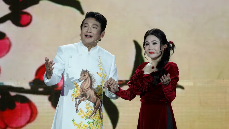 NSND Trọng Phúc và NSND Thanh Ngân biểu diễn ca cảnh "Gửi tình vào xuân" trong chương trình "Vầng trăng cổ nhạc" lần thứ 261 chủ đề "Thành phố chào xuân". Ảnh: THÚY BÌNH