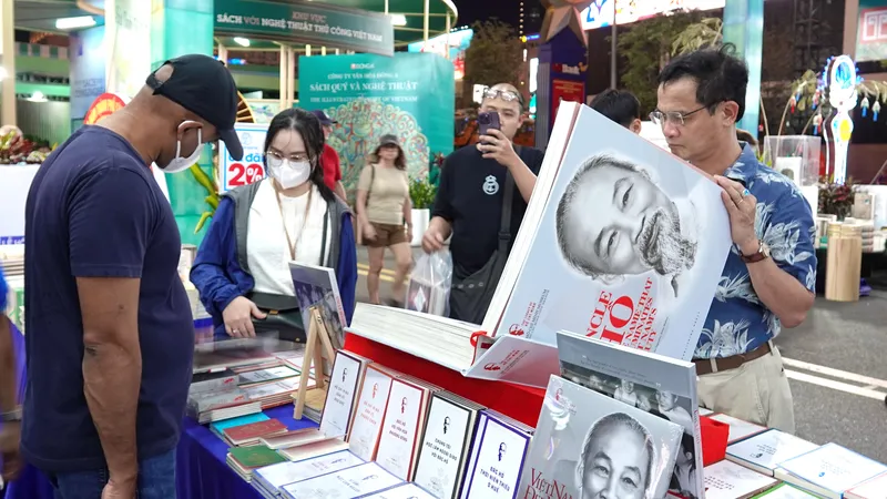 Lễ hội Đường sách Tết Bính Ngọ 2026 thu hút hơn 1 triệu lượt khách tham quan, mua sắm. Ảnh: THÚY BÌNH