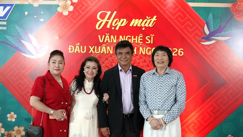 Tổng Giám đốc Đài Phát thanh và Truyền hình TPHCM Cao Anh Minh cùng NSND Kim Cương, NSND Minh Vương và NSƯT Phượng Hằng tại buổi gặp gỡ văn nghệ sĩ đầu Xuân Bính Ngọ 2026. Ảnh: THÚY BÌNH