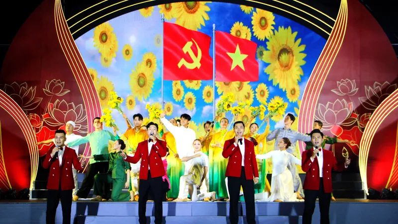 Nhóm ca Lạc Việt biểu diễn ca khúc "Thành phố Hồ Chí Minh niềm tin ngời sáng" trong chương trình nghệ thuật "TPHCM - Trọn niềm tin yêu". Ảnh: THÚY BÌNH