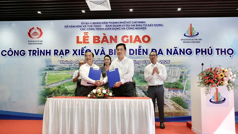 Giám đốc Sở VH-TT TPHCM Trần Thế Thuận và Giám đốc Ban Quản lý dự án đầu tư xây dựng các công trình dân dụng và công nghiệp TPHCM Võ Đức Thanh ký văn bản bàn giao công trình Rạp xiếc và biểu diễn đa năng Phú Thọ cho Sở VH-TT TPHCM. Ảnh: DŨNG PHƯƠNG