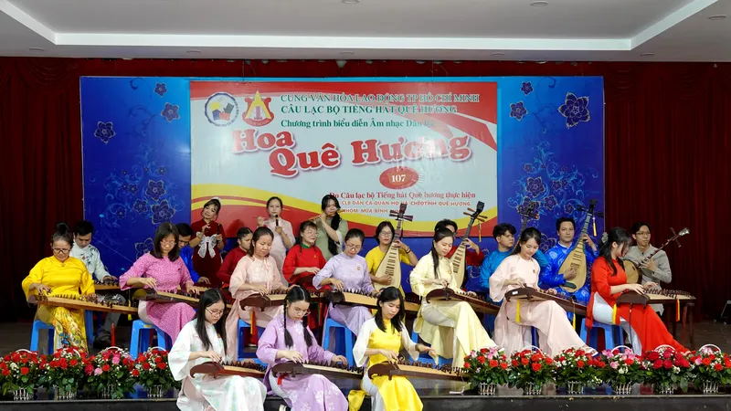 Các thành viên CLB Tiếng Hát Quê Hương biểu diễn hòa tấu "Khổng Minh tọa lầu - Hồn quê". Ảnh: THÚY BÌNH