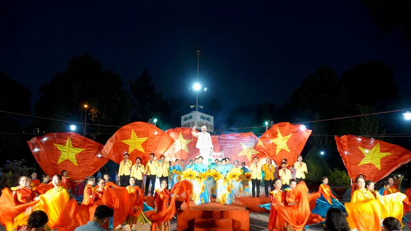 Tiết mục ca múa liên khúc "Ngày hội non sông" của trường Tiểu học Nguyễn Thanh Tuyền đạt giải nhất tại liên hoan văn nghệ "Đất nước trọn niềm vui" phường Tân Sơn Hòa. Ảnh: THÚY BÌNH