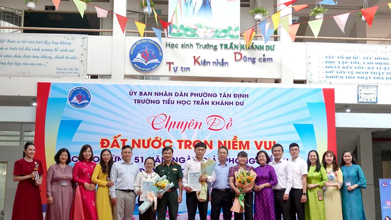 Các đại biểu chụp ảnh kỷ niệm tại chương trình giao lưu "Đất nước trọn niềm vui". Ảnh: THÚY BÌNH