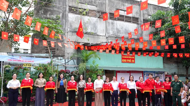 Các đại biểu và lãnh đạo phường An Đông cắt băng khánh thành các công trình văn hóa - xã hội trong Ngày hội "An Đông muôn sắc hoa" năm 2026. Ảnh: THÚY BÌNH