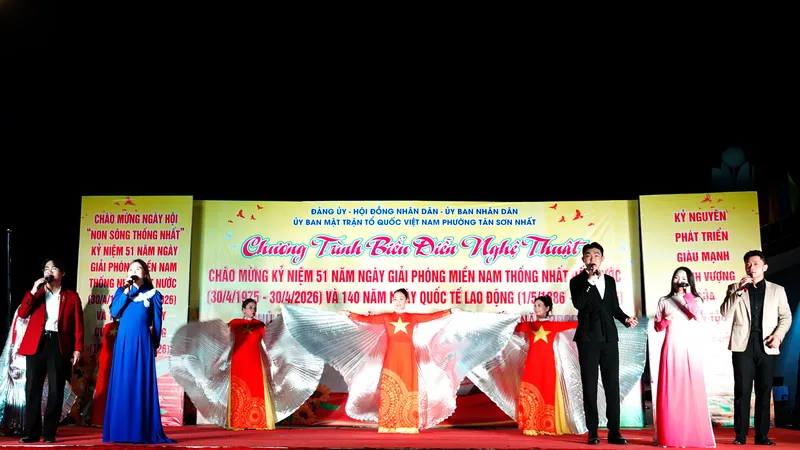 Tiết mục ca múa "Thênh thang đường mới". Ảnh: THÚY BÌNH