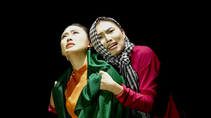 Sinh viên lớp Diễn viên Sân khấu Kịch hát khóa 25 thi diễn trích đoạn "Thời con gái đã xa". Ảnh: THÚY BÌNH