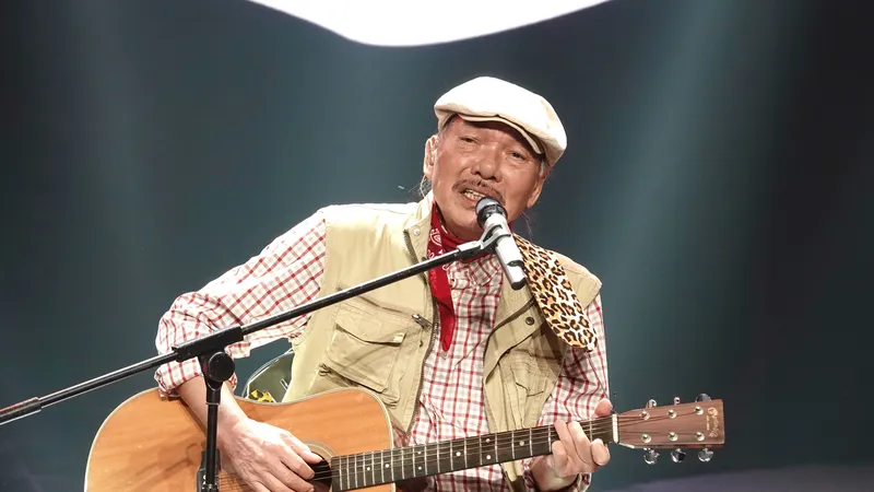 Nhạc sĩ Trần Tiến biểu diễn bài hát "Không gục ngã". Ảnh: THÚY BÌNH