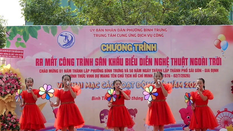 Các em thiếu nhi CLB Hoa Xuân biểu diễn tiết mục "Hè ơi rộn vang tiếng hát". Ảnh: THÚY BÌNH 