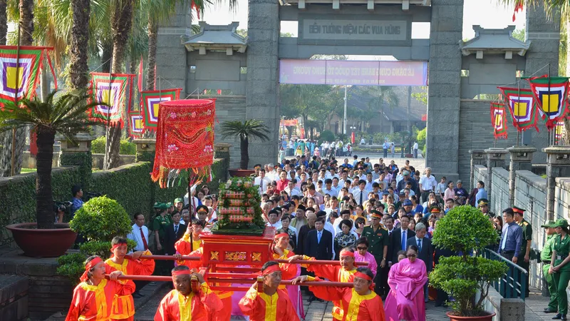 Lãnh đạo TPHCM dâng cúng bánh tét Quốc tổ Hùng Vương