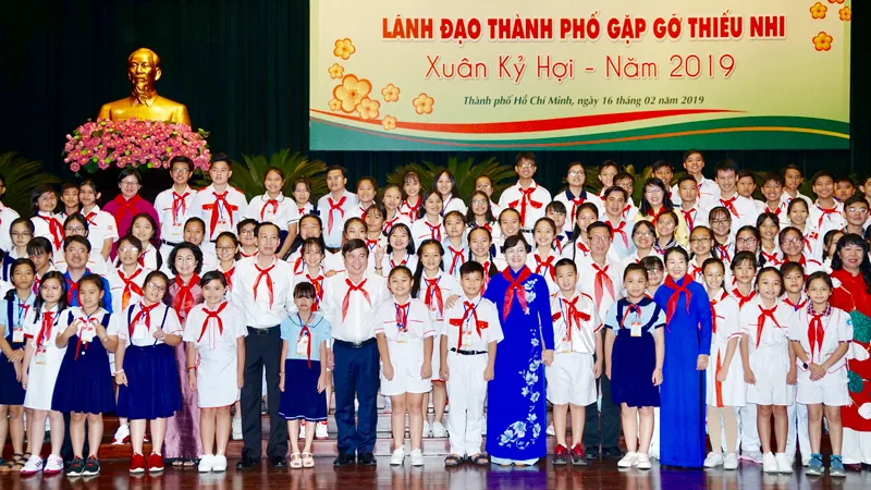 Lãnh đạo TPHCM chụp ảnh lưu niệm cùng các em thiếu nhi. Ảnh: HOÀNG HÙNG