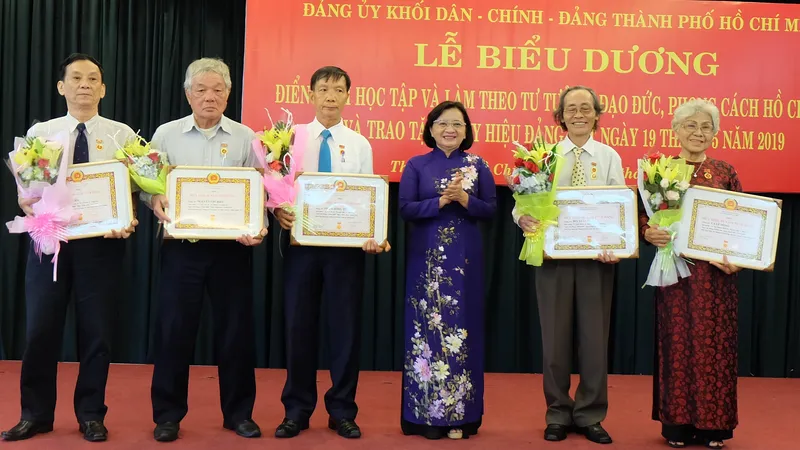 Trao Huy hiệu Đảng cho 29 đảng viên và tuyên dương 210 tập thể, cá nhân theo gương Bác