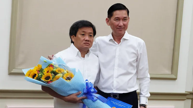 Phó Chủ tịch UBND TPHCM Trần Vĩnh Tuyến trao quyết định nhiệm vụ mới cho ông Đoàn Ngọc Hải