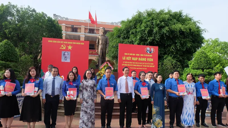 Đảng ủy Khối Dân - Chính - Đảng TPHCM kết nạp 21 đảng viên mới