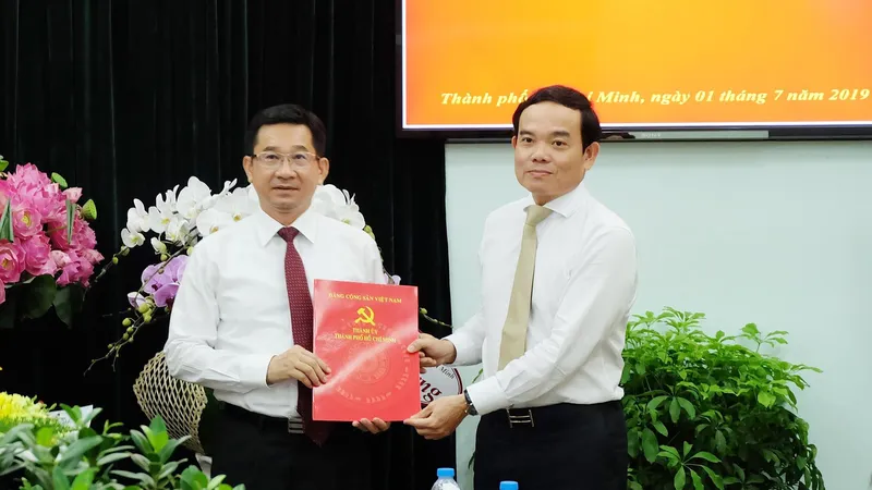Đồng chí Trần Lưu Quang, Phó Bí thư Thường trực Thành ủy TPHCM trao quyết định tiếp nhận và bổ nhiệm cho đồng chí Dương Ngọc Hải. Ảnh: THU HƯỜNG