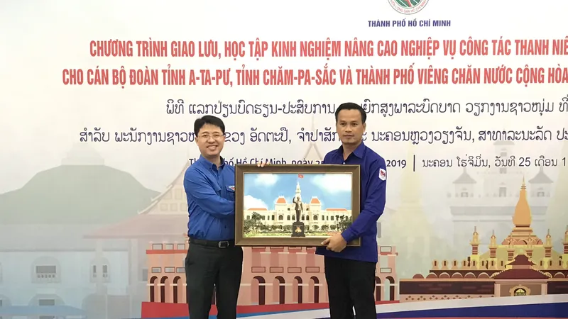 Thành đoàn TPHCM giao lưu với Đoàn thanh niên Nhân dân Cách mạng Lào 