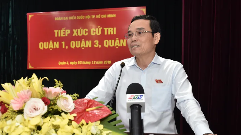 Phó Bí thư Thường trực Thành ủy TPHCM Trần Lưu Quang phát biểu trong buổi tiếp xúc cử tri. Ảnh: VIỆT DŨNG