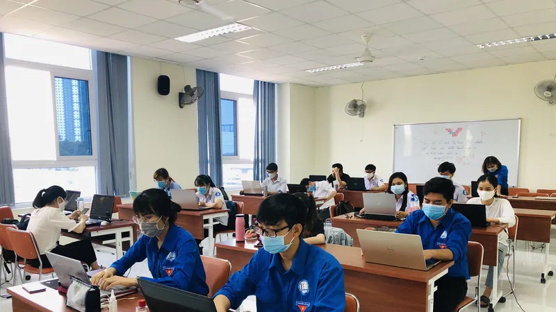 Mỗi ngày hơn 50 sinh viên tham gia hỗ trợ tại HCDC