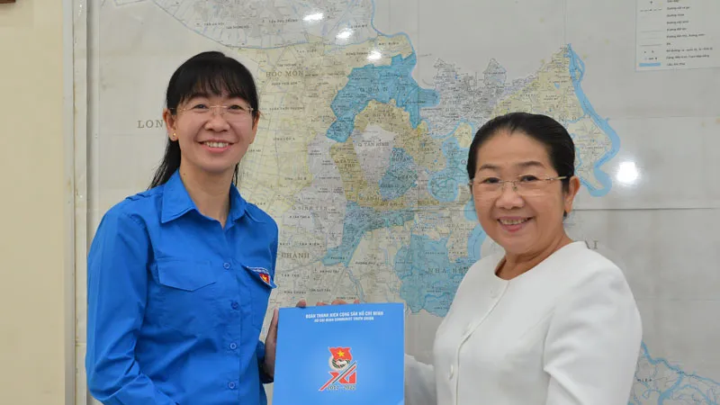 Phó Bí thư Thành uỷ TPHCM Võ Thị Dung trao quyết định cho chị Phan Thị Thanh Phương. Ảnh: VIỆT DŨNG