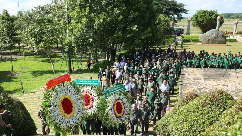 Dâng hương tưởng niệm các anh hùng liệt sĩ TNXP