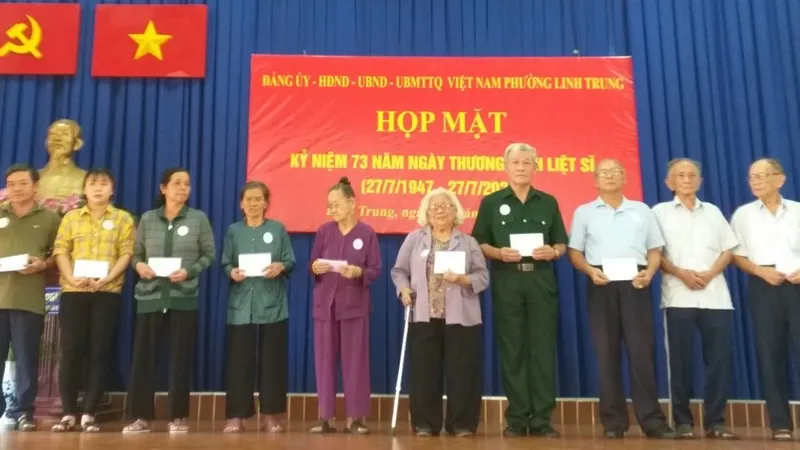 Tặng quà 214 gia đình chính sách, người có công ​