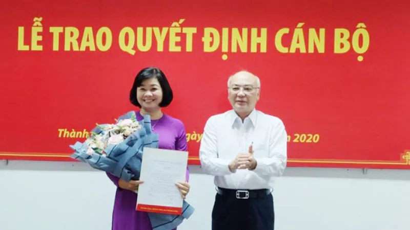 Đồng chí Phan Nguyễn Như Khuê trao quyết định cho đồng chí Lý Việt Trung