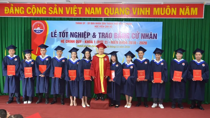 135 sinh viên Học viện Cán bộ TPHCM nhận bằng tốt nghiệp