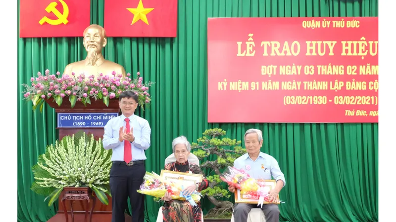 Quận Thủ Đức trao Huy hiệu Đảng cho 103 đảng viên cao tuổi Đảng