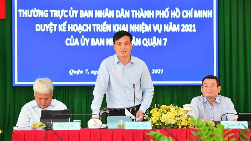 Phó Chủ tịch UBND TPHCM Lê Hòa Bình phát biểu tại buổi làm việc. Ảnh: VIỆT DŨNG